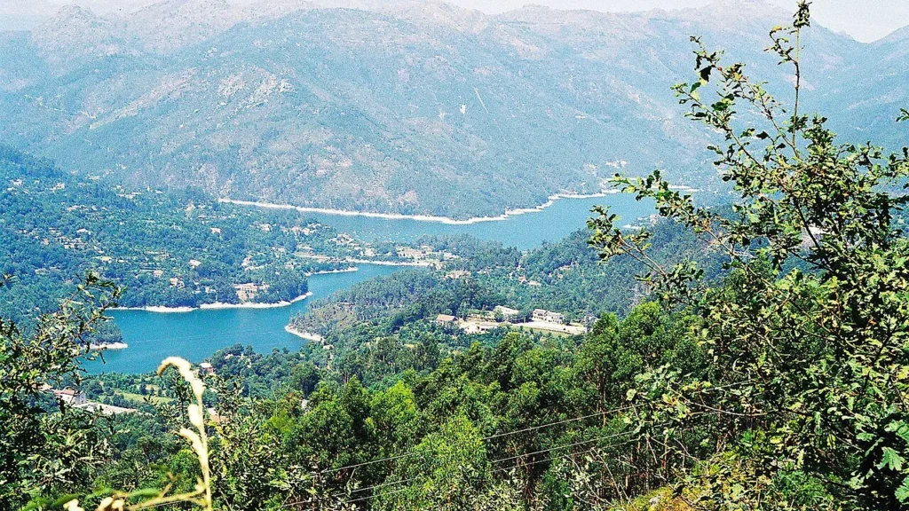 Vista sobre a Albufeira da Caniçada, no Parque Nacional da Peneda-Gerês